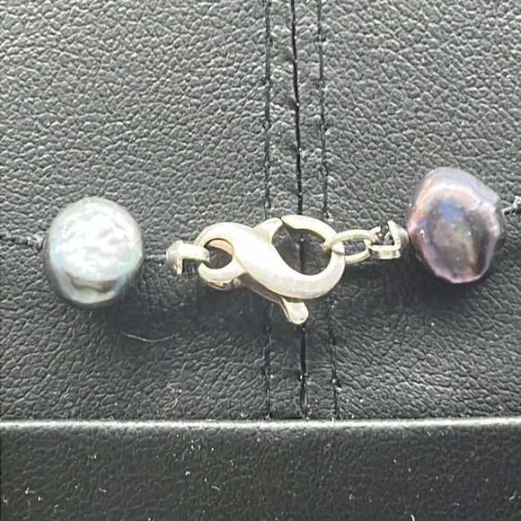 19 inch Peacock Pearl necklace, individually knotted on cord, lobster closure - Picture 4 of 6